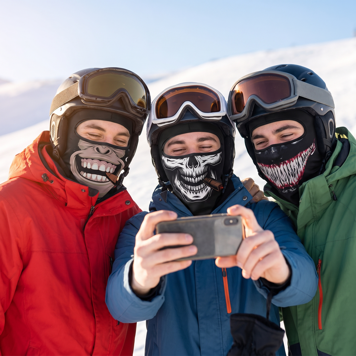 Amigos en la nieve con los pasamontañas FACELESS CLUB